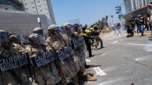 قمع الاحتجاجات في لوس أنجلوس من قبل القوات الأمنية